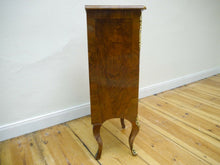 Lade das Bild in den Galerie-Viewer, Barock Kommode Dresdner Barock Nussbaum verzierte Bronze Beschläge um 1870