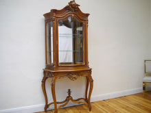 Lade das Bild in den Galerie-Viewer, Barock Vitrine Nussbaum Bronzen Figürliches Motiv Dresdner Barock um 1890