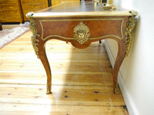 Lade das Bild in den Galerie-Viewer, Bureau Plat Schreibtisch Sekretär Figuren Bronze Rosenholz 1900 restauriert