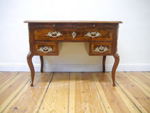Lade das Bild in den Galerie-Viewer, Schreibtisch Dresdner Barock Nussbaum Wurzelfurnier um 1860 restauriert