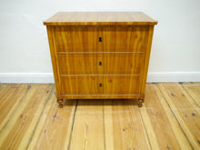 Lade das Bild in den Galerie-Viewer, Biedermeier Kommode Kirschbaum um 1825 restauriert Schellack handpoliert