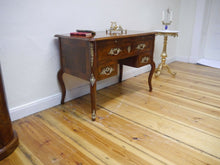 Lade das Bild in den Galerie-Viewer, Schreibtisch Dresdner Barock Nussbaum Wurzelfurnier um 1860 restauriert