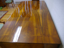 Lade das Bild in den Galerie-Viewer, Biedermeier Kommode Nussbaum Wurzelholz gebauchte Front Vollsäulen um 1820