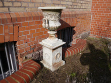 Lade das Bild in den Galerie-Viewer, Amphore Blumensäule Blumentopf Gusseisen um 1900 im Empire-Stil