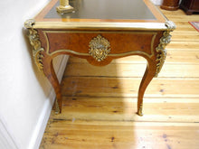 Lade das Bild in den Galerie-Viewer, Bureau Plat Schreibtisch Sekretär Figuren Bronze Rosenholz 1900 restauriert