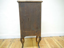 Lade das Bild in den Galerie-Viewer, Barock Kommode Dresdner Barock Nussbaum verzierte Bronze Beschläge um 1870