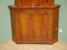 Lade das Bild in den Galerie-Viewer, Biedermeier Eckvitrine Eckschrank Vitrine Kirschbaum restauriert um 1820