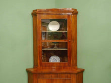 Lade das Bild in den Galerie-Viewer, Biedermeier Eckvitrine Eckschrank Vitrine Kirschbaum restauriert um 1820
