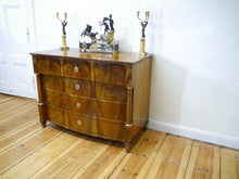 Lade das Bild in den Galerie-Viewer, Biedermeier Kommode Nussbaum Wurzelholz gebauchte Front Vollsäulen um 1820