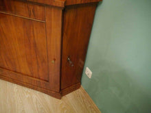 Lade das Bild in den Galerie-Viewer, Biedermeier Eckvitrine Eckschrank Vitrine Kirschbaum restauriert um 1820