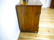 Lade das Bild in den Galerie-Viewer, Biedermeier Kommode Nussbaum Wurzelholz gebauchte Front Vollsäulen um 1820