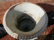 Lade das Bild in den Galerie-Viewer, Amphore Blumensäule Blumentopf Gusseisen um 1900 im Empire-Stil