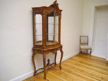 Lade das Bild in den Galerie-Viewer, Barock Vitrine Nussbaum Bronzen Figürliches Motiv Dresdner Barock um 1890