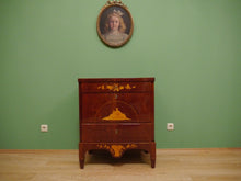 Lade das Bild in den Galerie-Viewer, Empire Biedermeier Kommode Mahagoni figürliche Intarsien poliert um 1810