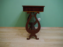 Lade das Bild in den Galerie-Viewer, Biedermeier Doppel Lyra Nähtisch Mahagoni um 1820 restauriert