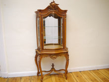 Lade das Bild in den Galerie-Viewer, Barock Vitrine Nussbaum Bronzen Figürliches Motiv Dresdner Barock um 1890