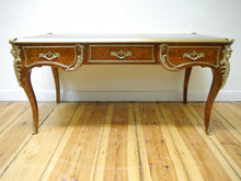 Lade das Bild in den Galerie-Viewer, Bureau Plat Schreibtisch Sekretär Figuren Bronze Rosenholz 1900 restauriert