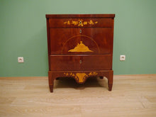Lade das Bild in den Galerie-Viewer, Empire Biedermeier Kommode Mahagoni figürliche Intarsien poliert um 1810
