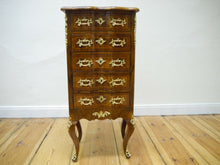 Lade das Bild in den Galerie-Viewer, Barock Kommode Dresdner Barock Nussbaum verzierte Bronze Beschläge um 1870