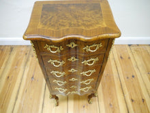 Lade das Bild in den Galerie-Viewer, Barock Kommode Dresdner Barock Nussbaum verzierte Bronze Beschläge um 1870