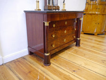 Lade das Bild in den Galerie-Viewer, Biedermeier Kommode Mahagoni Vollsäulen Belgischer Marmor um 1820 restauriert