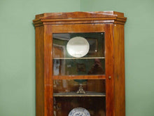 Lade das Bild in den Galerie-Viewer, Biedermeier Eckvitrine Eckschrank Vitrine Kirschbaum restauriert um 1820