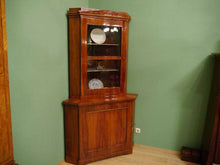 Lade das Bild in den Galerie-Viewer, Biedermeier Eckvitrine Eckschrank Vitrine Kirschbaum restauriert um 1820