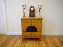 Lade das Bild in den Galerie-Viewer, Empire Biedermeier Kommode Birke geflammt 1815 restauriert