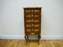 Lade das Bild in den Galerie-Viewer, Barock Kommode Dresdner Barock Nussbaum verzierte Bronze Beschläge um 1870