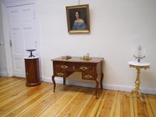 Lade das Bild in den Galerie-Viewer, Schreibtisch Dresdner Barock Nussbaum Wurzelfurnier um 1860 restauriert