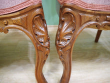 Lade das Bild in den Galerie-Viewer, 4 Rokoko Stühle Nussbaum massiv geschnitzt Schellack um 1860
