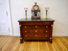 Lade das Bild in den Galerie-Viewer, Biedermeier Kommode Mahagoni Vollsäulen Belgischer Marmor um 1820 restauriert