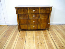 Lade das Bild in den Galerie-Viewer, Biedermeier Kommode Nussbaum Wurzelholz gebauchte Front Vollsäulen um 1820