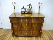 Lade das Bild in den Galerie-Viewer, Biedermeier Kommode Nussbaum Wurzelholz gebauchte Front Vollsäulen um 1820