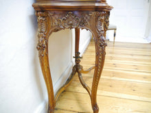 Lade das Bild in den Galerie-Viewer, Barock Vitrine Nussbaum Bronzen Figürliches Motiv Dresdner Barock um 1890