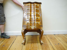Lade das Bild in den Galerie-Viewer, Barock Kommode Dresdner Barock Nussbaum verzierte Bronze Beschläge um 1870