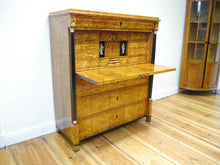 Lade das Bild in den Galerie-Viewer, Biedermeier Sekretär Vollsäulen Birke geflammt Sägefurnier um 1820 restauriert