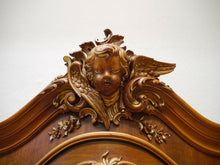 Lade das Bild in den Galerie-Viewer, Barock Vitrine Nussbaum Bronzen Figürliches Motiv Dresdner Barock um 1890