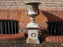 Lade das Bild in den Galerie-Viewer, Amphore Blumensäule Blumentopf Gusseisen um 1900 im Empire-Stil