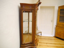 Lade das Bild in den Galerie-Viewer, Barock Vitrine Nussbaum Bronzen Figürliches Motiv Dresdner Barock um 1890