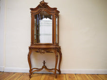 Lade das Bild in den Galerie-Viewer, Barock Vitrine Nussbaum Bronzen Figürliches Motiv Dresdner Barock um 1890