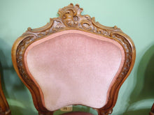 Lade das Bild in den Galerie-Viewer, 4 Rokoko Stühle Nussbaum massiv geschnitzt Schellack um 1860