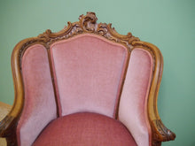 Lade das Bild in den Galerie-Viewer, 2 Bergeren Rokoko Armlehnen Stühle Sessel Nussbaum massiv Schellack um 1860