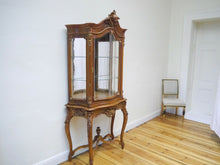 Lade das Bild in den Galerie-Viewer, Barock Vitrine Nussbaum Bronzen Figürliches Motiv Dresdner Barock um 1890
