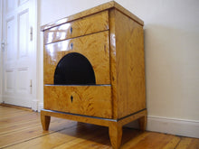 Lade das Bild in den Galerie-Viewer, Empire Biedermeier Kommode Birke geflammt 1815 restauriert
