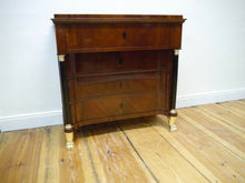 Lade das Bild in den Galerie-Viewer, Empire Biedermeier Säulen Kommode Mahagoni um 1820 frisch restauriert