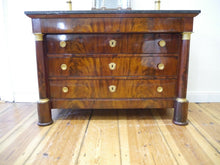 Lade das Bild in den Galerie-Viewer, Biedermeier Kommode Mahagoni Vollsäulen Belgischer Marmor um 1820 restauriert