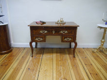 Lade das Bild in den Galerie-Viewer, Schreibtisch Dresdner Barock Nussbaum Wurzelfurnier um 1860 restauriert