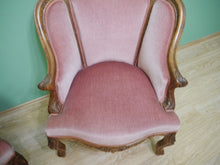 Lade das Bild in den Galerie-Viewer, 2 Bergeren Rokoko Armlehnen Stühle Sessel Nussbaum massiv Schellack um 1860