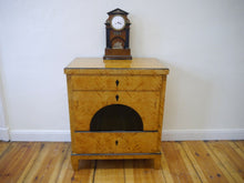 Lade das Bild in den Galerie-Viewer, Empire Biedermeier Kommode Birke geflammt 1815 restauriert